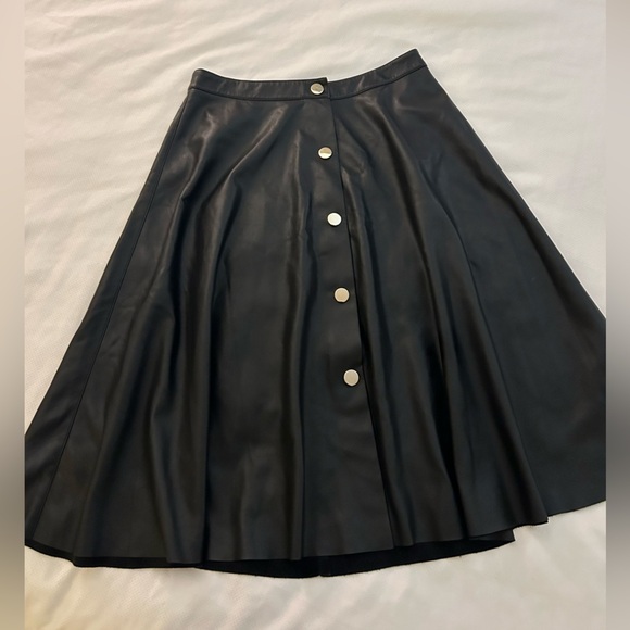 Zara A line faux leather skirt with button details - Picture 3 of 6
